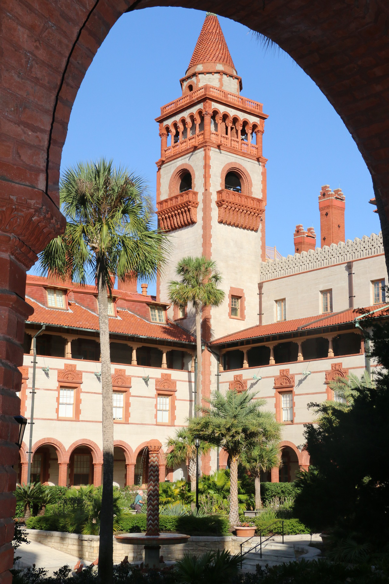 Photo of the architecture of the Ponce de Leon Hotel (Flagler College)