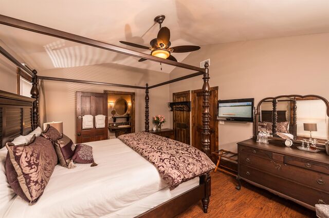 Amethyst room at Carriage Way Inn — view 2