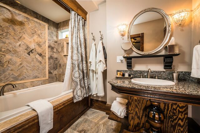 Amethyst room at Carriage Way Inn — view 3