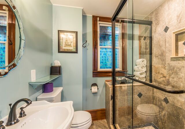 Aquamarine room at Carriage Way Inn — view 3