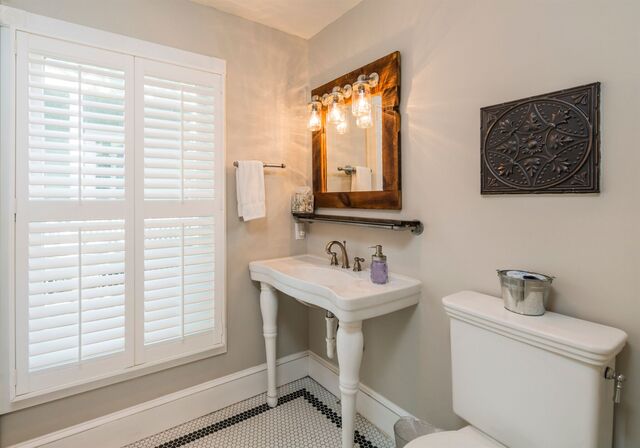 Diamond Suite room at Carriage Way Inn — view 3