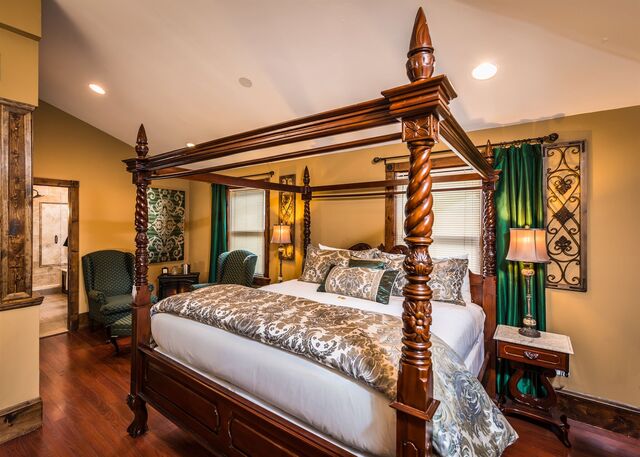 Emerald at Carriage Way Inn