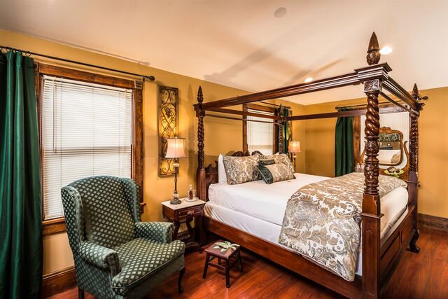 Emerald room at Carriage Way Inn — view 2