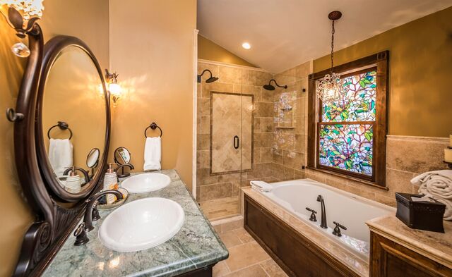 Emerald room at Carriage Way Inn — view 3