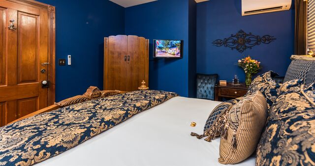 Sapphire room — Victorian detail