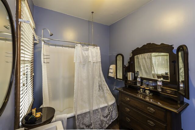 Sapphire room at Carriage Way Inn — view 4