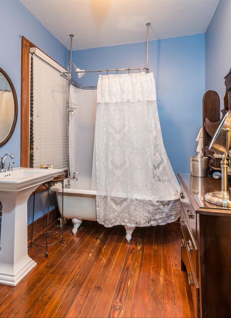 Sapphire room at Carriage Way Inn — view 5