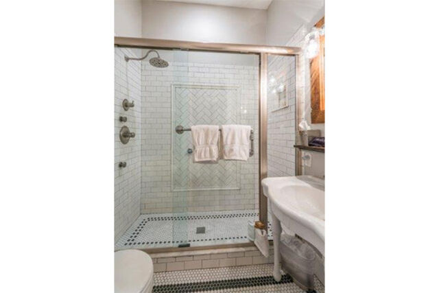 Silver room at Carriage Way Inn — view 3