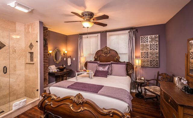 Tanzanite room at Carriage Way Inn
