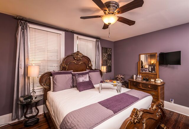 Tanzanite room at Carriage Way Inn — view 2