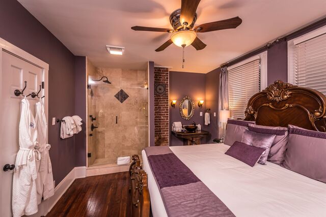 Tanzanite room at Carriage Way Inn — view 3