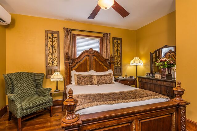 Topaz room at Carriage Way Inn