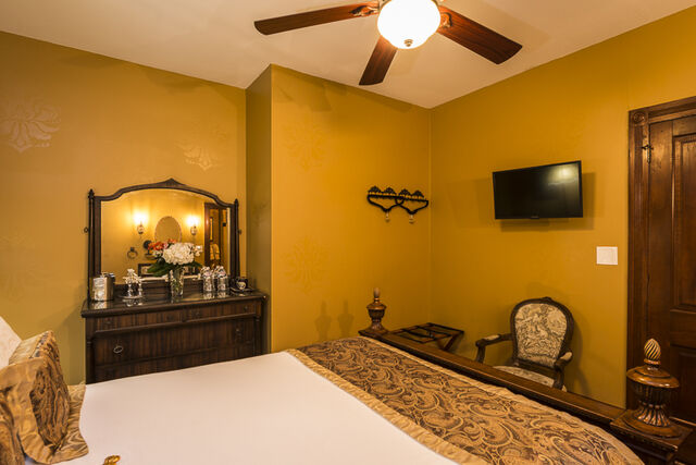 Topaz room at Carriage Way Inn — view 2