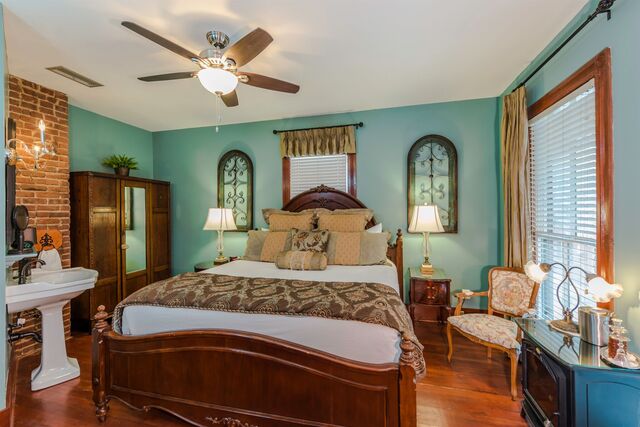 Tourmaline room at Carriage Way Inn